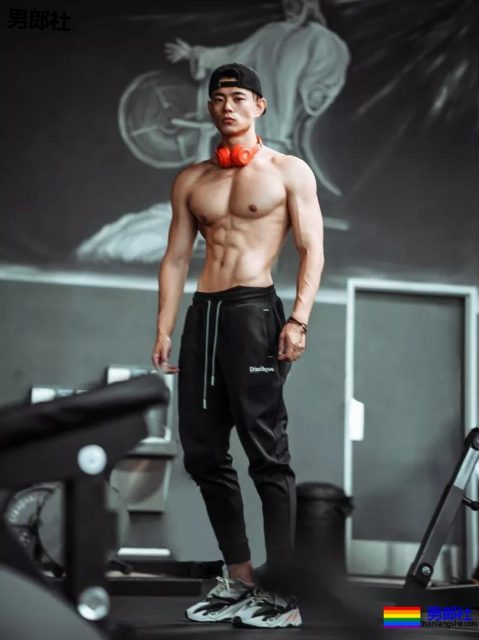 金主随便翻牌小狼狗!?肌肉男模的性感大戏，你愿意为谁买单？ - 51虹马