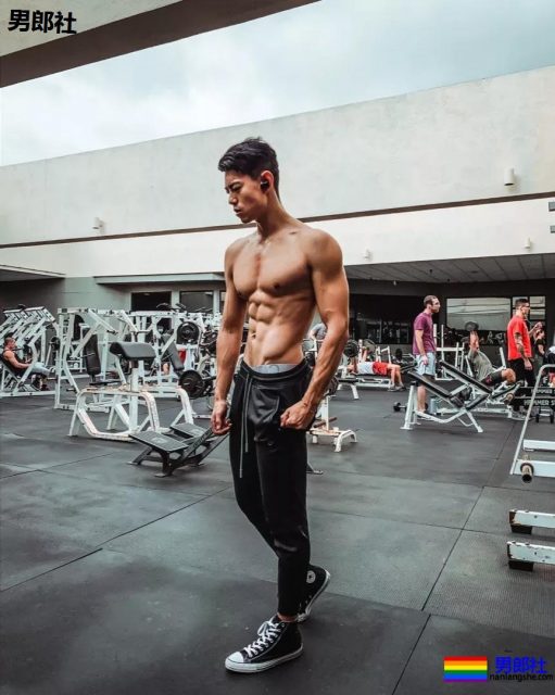 金主随便翻牌小狼狗!?肌肉男模的性感大戏，你愿意为谁买单？ - 51虹马