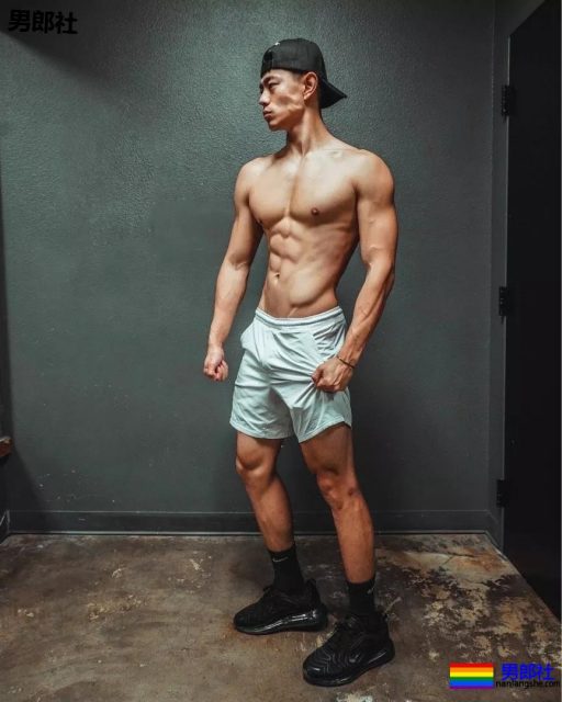 金主随便翻牌小狼狗!?肌肉男模的性感大戏，你愿意为谁买单？ - 51虹马