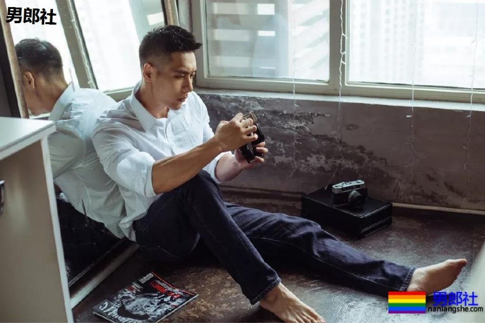 金主随便翻牌小狼狗!?肌肉男模的性感大戏，你愿意为谁买单？ - 51虹马