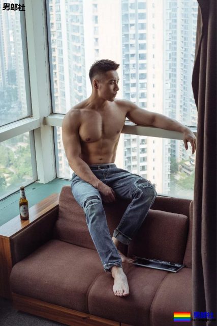 金主随便翻牌小狼狗!?肌肉男模的性感大戏，你愿意为谁买单？ - 51虹马