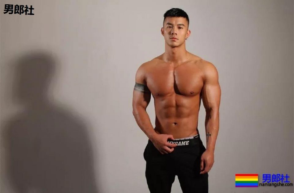 金主随便翻牌小狼狗!?肌肉男模的性感大戏，你愿意为谁买单？ - 51虹马