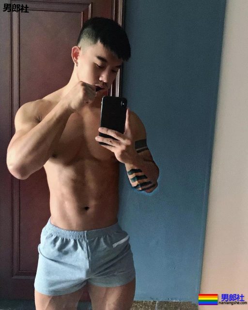 金主随便翻牌小狼狗!?肌肉男模的性感大戏，你愿意为谁买单？ - 51虹马