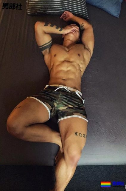 金主随便翻牌小狼狗!?肌肉男模的性感大戏，你愿意为谁买单？ - 51虹马