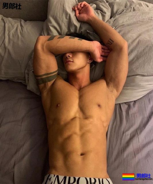 金主随便翻牌小狼狗!?肌肉男模的性感大戏，你愿意为谁买单？ - 51虹马