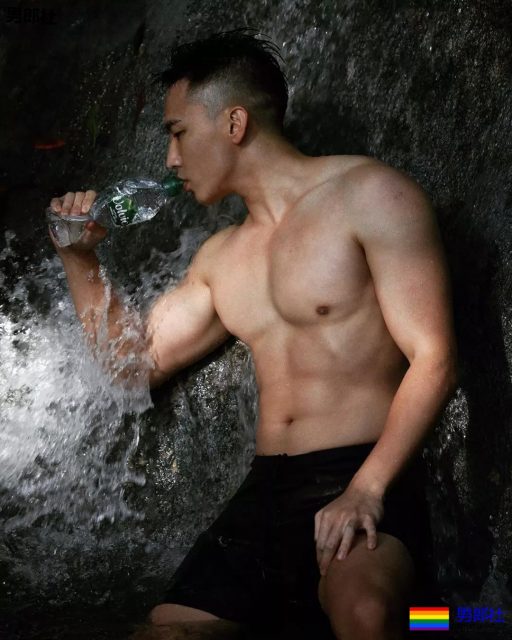 传闻下海拍G片,红楼梦一夜爆红的肌肉男,八块腹肌舔屏。被爆是青峰的前男友? - 51虹马 传闻下海拍G片,红楼梦一夜爆红的肌肉男,八块腹肌舔屏。被爆是青峰的前男友? - 51虹马