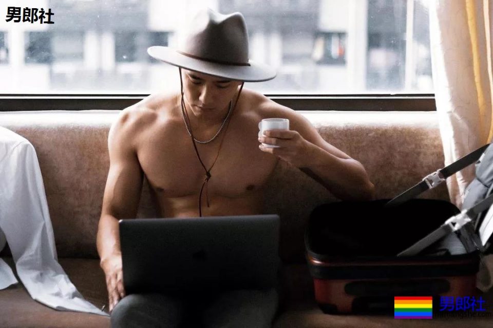 传闻下海拍G片,红楼梦一夜爆红的肌肉男,八块腹肌舔屏。被爆是青峰的前男友? - 51虹马 传闻下海拍G片,红楼梦一夜爆红的肌肉男,八块腹肌舔屏。被爆是青峰的前男友? - 51虹马