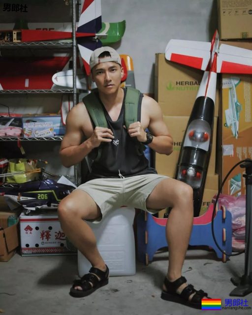 传闻下海拍G片,红楼梦一夜爆红的肌肉男,八块腹肌舔屏。被爆是青峰的前男友? - 51虹马 传闻下海拍G片,红楼梦一夜爆红的肌肉男,八块腹肌舔屏。被爆是青峰的前男友? - 51虹马