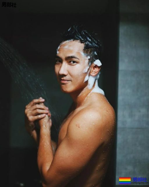 传闻下海拍G片,红楼梦一夜爆红的肌肉男,八块腹肌舔屏。被爆是青峰的前男友? - 51虹马 传闻下海拍G片,红楼梦一夜爆红的肌肉男,八块腹肌舔屏。被爆是青峰的前男友? - 51虹马