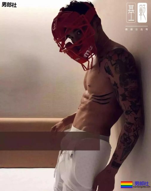 纹身 | 花臂大肌拍大片！浴室湿身包很大！ - 51虹马