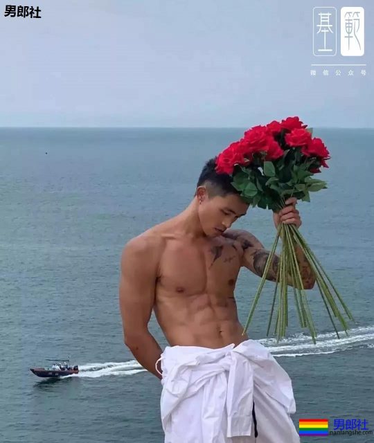 纹身 | 花臂大肌拍大片！浴室湿身包很大！ - 51虹马