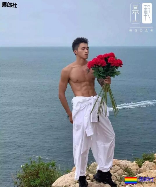 纹身 | 花臂大肌拍大片！浴室湿身包很大！ - 51虹马