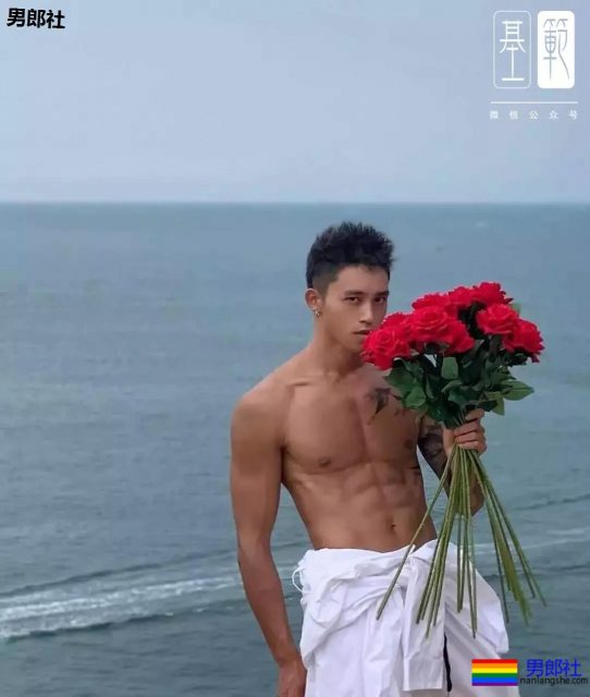 纹身 | 花臂大肌拍大片！浴室湿身包很大！ - 51虹马