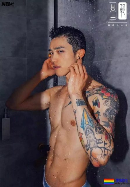 纹身 | 花臂大肌拍大片！浴室湿身包很大！ - 51虹马