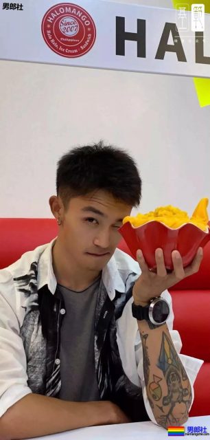 纹身 | 花臂大肌拍大片！浴室湿身包很大！ - 51虹马