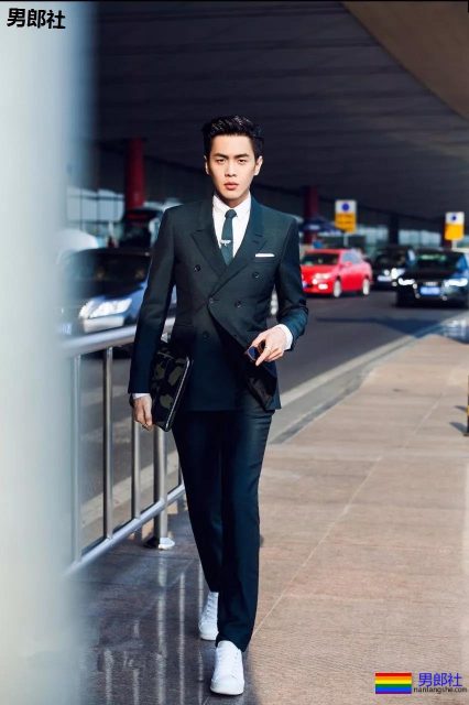 被于正看好的体育生和西装跪小生同台！还有胸肌比翘臀还Q弹的张若昀！ - 51虹马