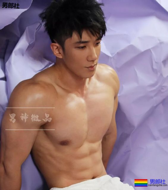 18线大胸长腿男模拍"字母风"写真，微博公开喊你叫霸霸！ - 51虹马