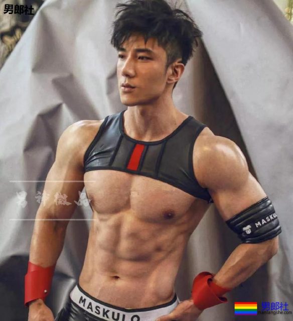 18线大胸长腿男模拍"字母风"写真，微博公开喊你叫霸霸！ - 51虹马