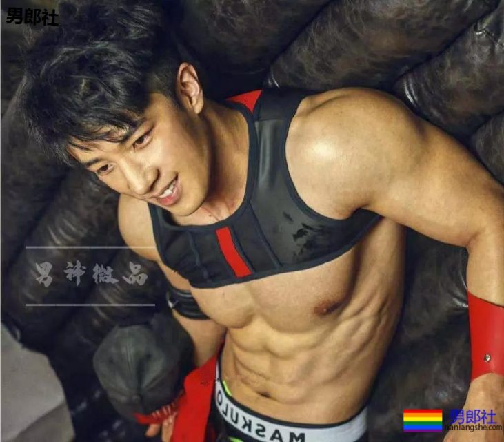 18线大胸长腿男模拍"字母风"写真，微博公开喊你叫霸霸！ - 51虹马