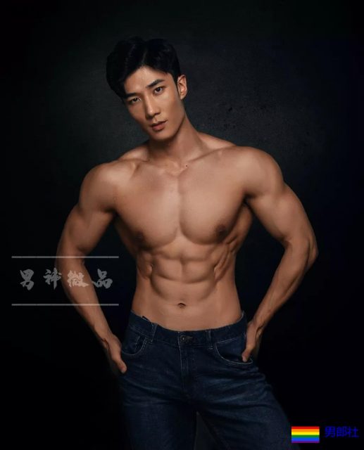 18线大胸长腿男模拍"字母风"写真，微博公开喊你叫霸霸！ - 51虹马