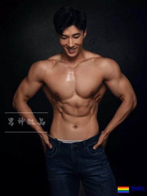 18线大胸长腿男模拍"字母风"写真，微博公开喊你叫霸霸！ - 51虹马