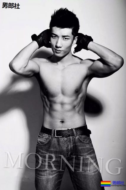 18线大胸长腿男模拍"字母风"写真，微博公开喊你叫霸霸！ - 51虹马