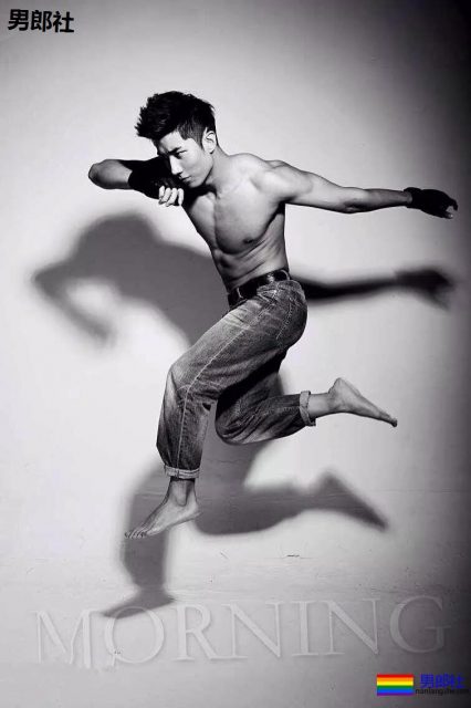 18线大胸长腿男模拍"字母风"写真，微博公开喊你叫霸霸！ - 51虹马