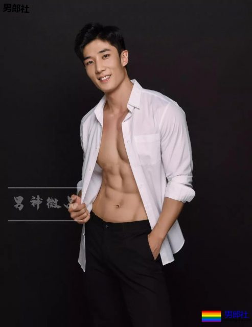 18线大胸长腿男模拍"字母风"写真，微博公开喊你叫霸霸！ - 51虹马