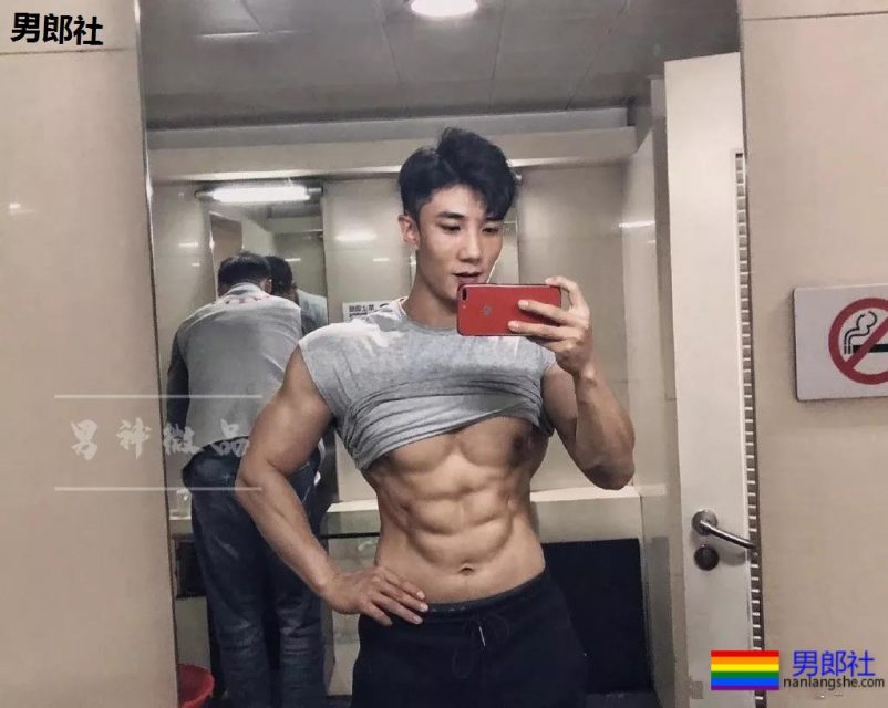 18线大胸长腿男模拍"字母风"写真，微博公开喊你叫霸霸！ - 51虹马