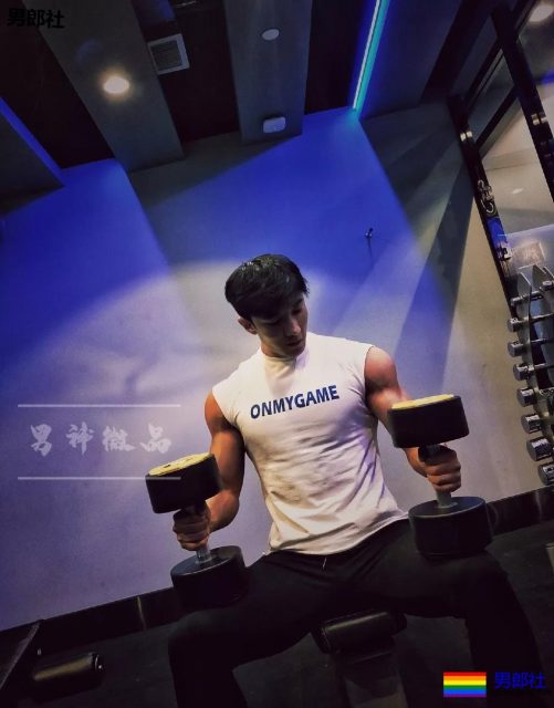 18线大胸长腿男模拍"字母风"写真，微博公开喊你叫霸霸！ - 51虹马