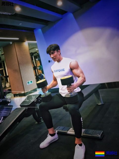 18线大胸长腿男模拍"字母风"写真，微博公开喊你叫霸霸！ - 51虹马