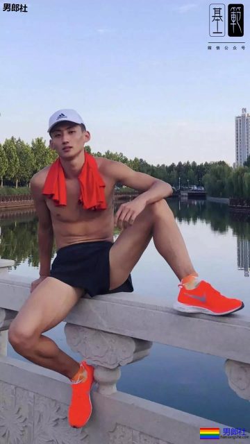 体育生穿齐蛋小短裤！太可以了！ - 51虹马