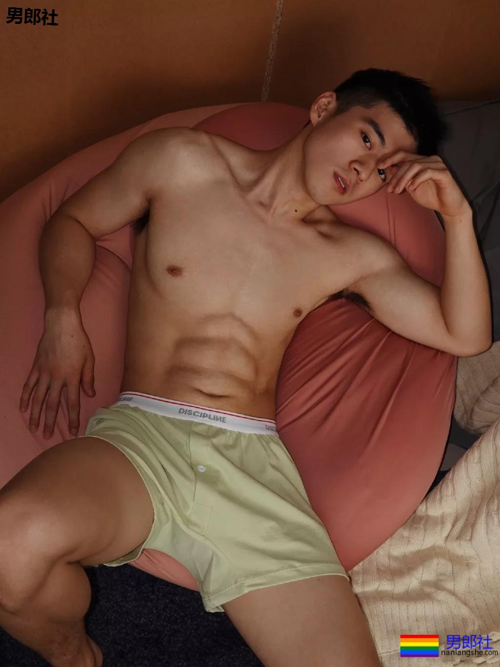 被金主翻牌子的筋肉男模！上演性感大戏！ - 51虹马