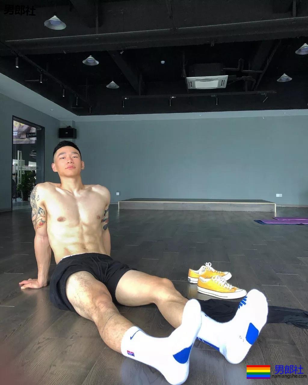 被金主翻牌子的筋肉男模！上演性感大戏！ - 51虹马