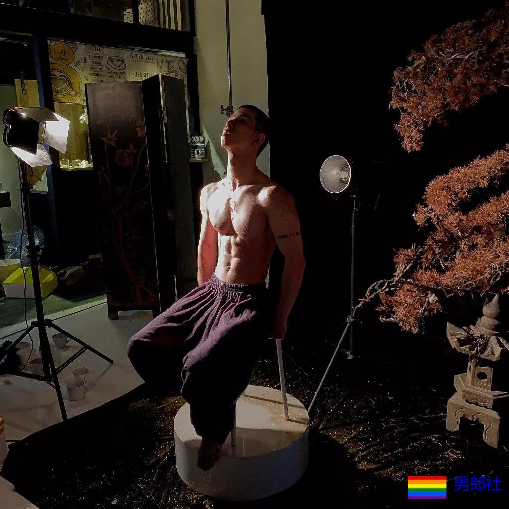 被金主翻牌子的筋肉男模！上演性感大戏！ - 51虹马