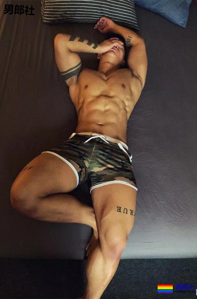 被金主翻牌子的筋肉男模！上演性感大戏！ - 51虹马