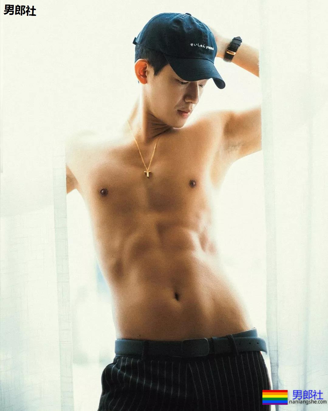 13位当红肌肉小狼狗只穿内裤出镜，每一个都风情万种！该补充营养了！ - 51虹马