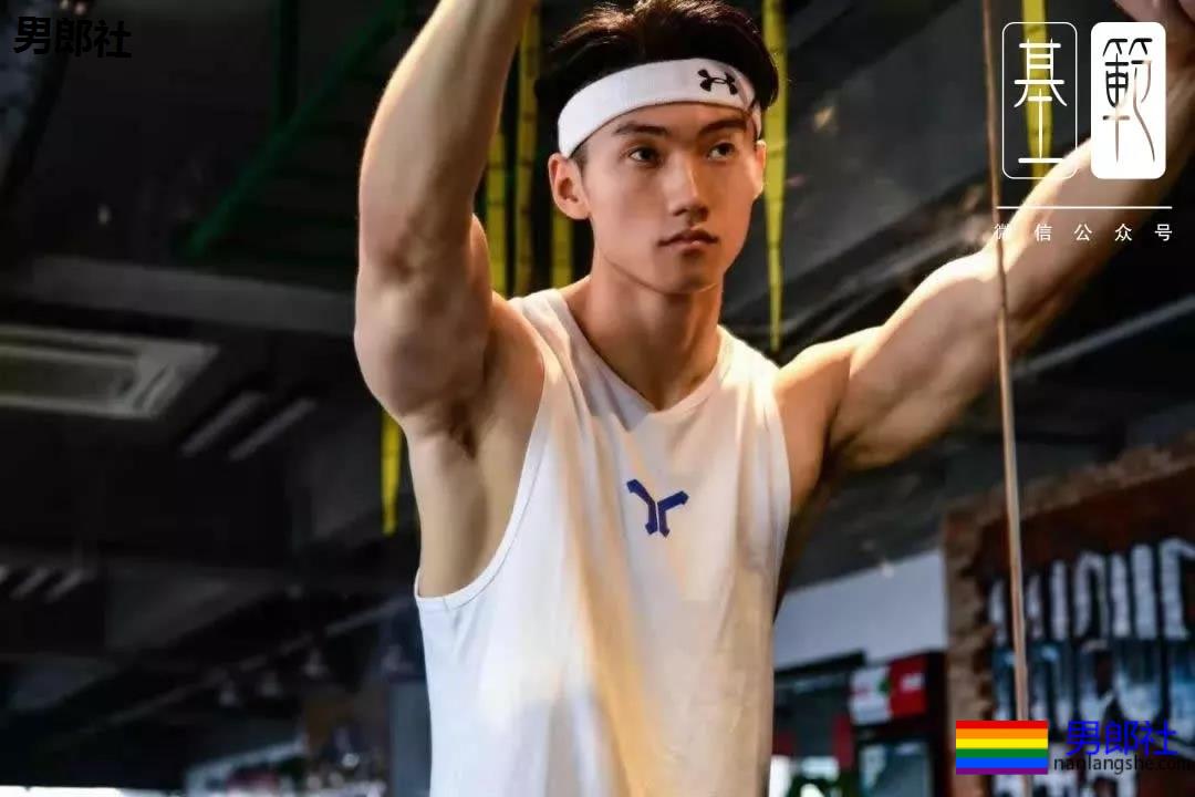 筋肉健身教练私下爱裹睡?-51虹马