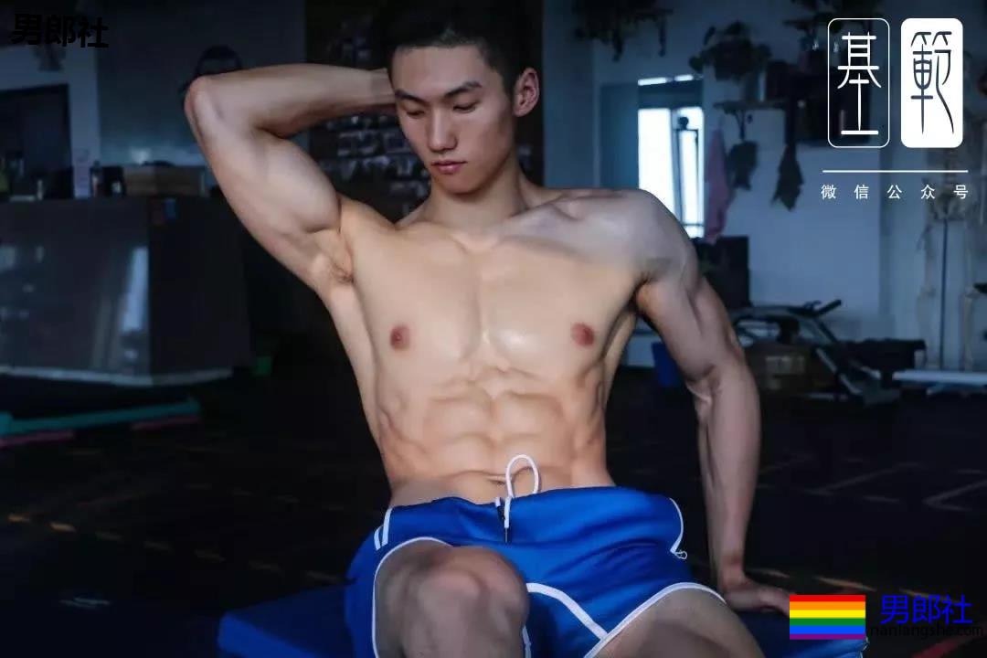 筋肉健身教练私下爱裹睡？ - 51虹马