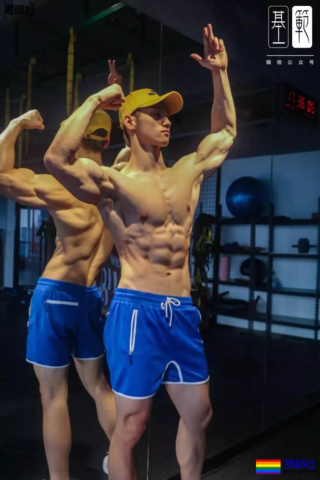 筋肉健身教练私下爱裹睡？ - 51虹马