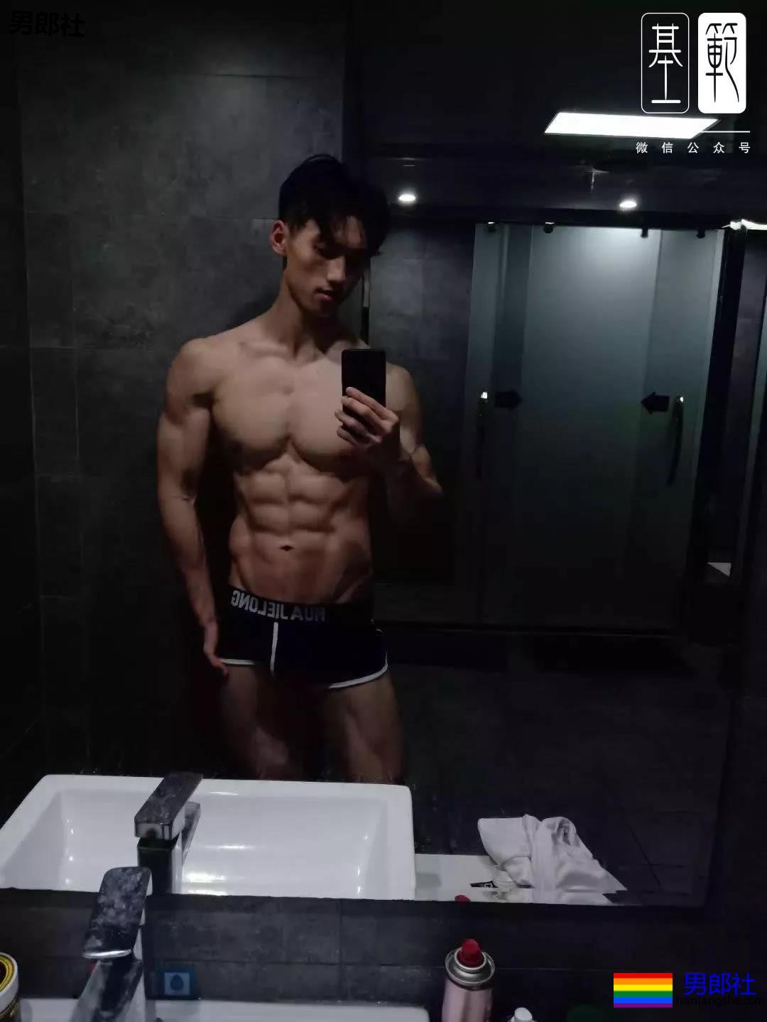 筋肉健身教练私下爱裹睡？ - 51虹马