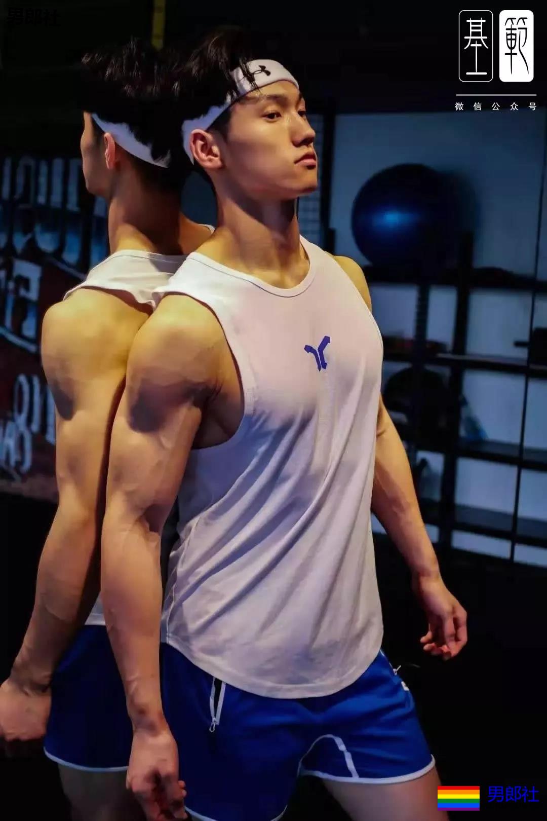 筋肉健身教练私下爱裹睡？ - 51虹马