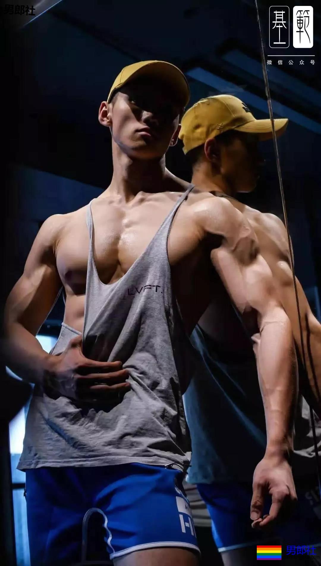 筋肉健身教练私下爱裹睡？ - 51虹马