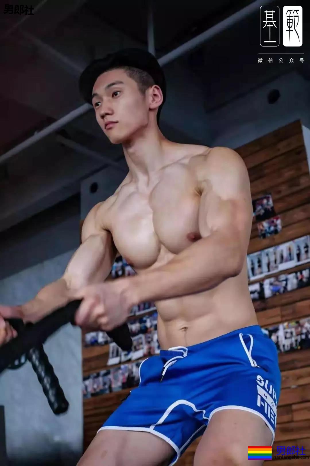 筋肉健身教练私下爱裹睡？ - 51虹马