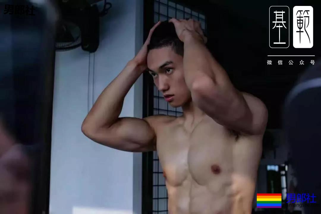 筋肉健身教练私下爱裹睡？ - 51虹马