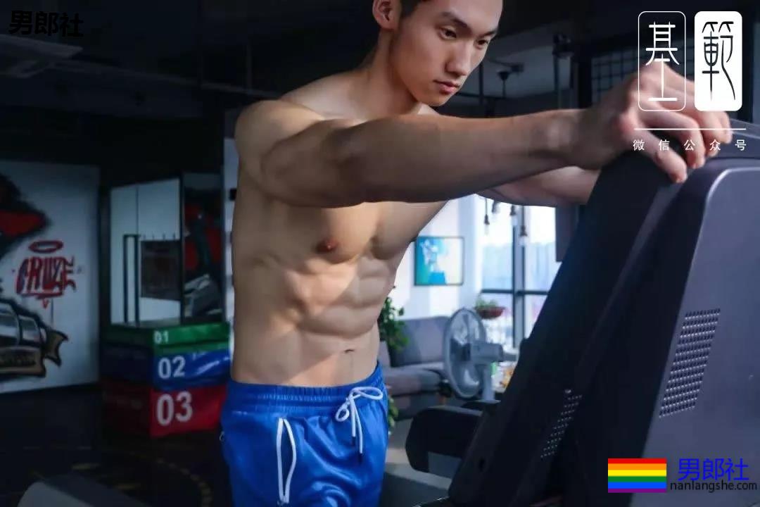 筋肉健身教练私下爱裹睡？ - 51虹马