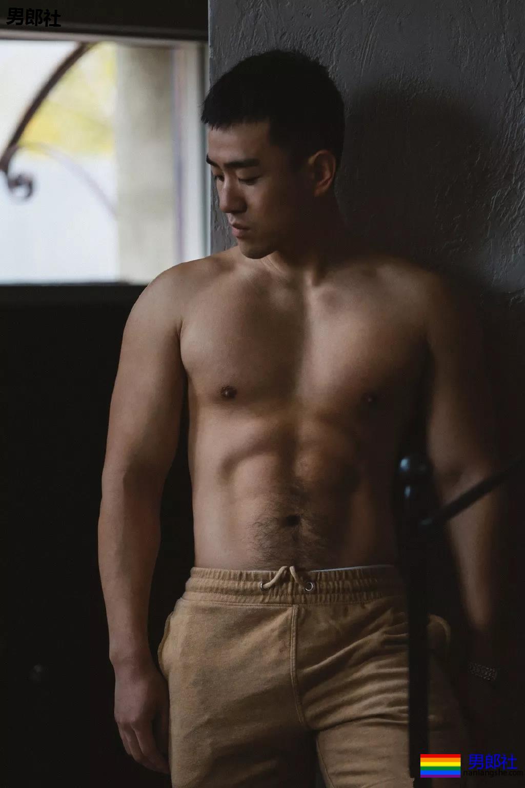 前^后^翘运动男又双叒叕发新照！蜜桃臀忠犬小哥大腿力量MAX! - 51虹马