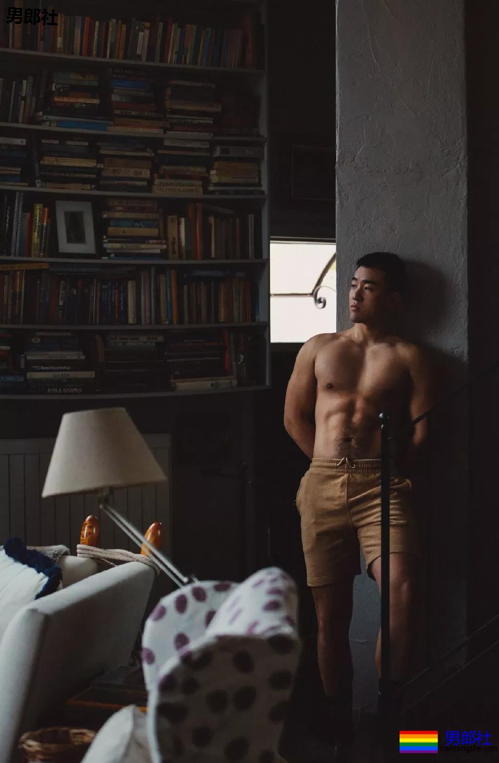 前^后^翘运动男又双叒叕发新照！蜜桃臀忠犬小哥大腿力量MAX! - 51虹马