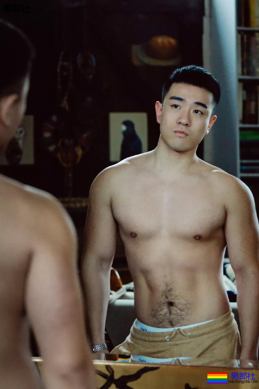 前^后^翘运动男又双叒叕发新照！蜜桃臀忠犬小哥大腿力量MAX! - 51虹马