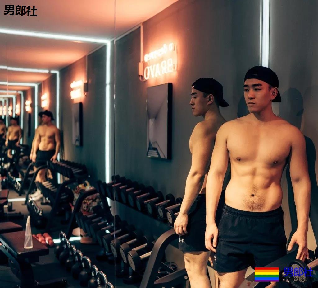 前^后^翘运动男又双叒叕发新照！蜜桃臀忠犬小哥大腿力量MAX! - 51虹马